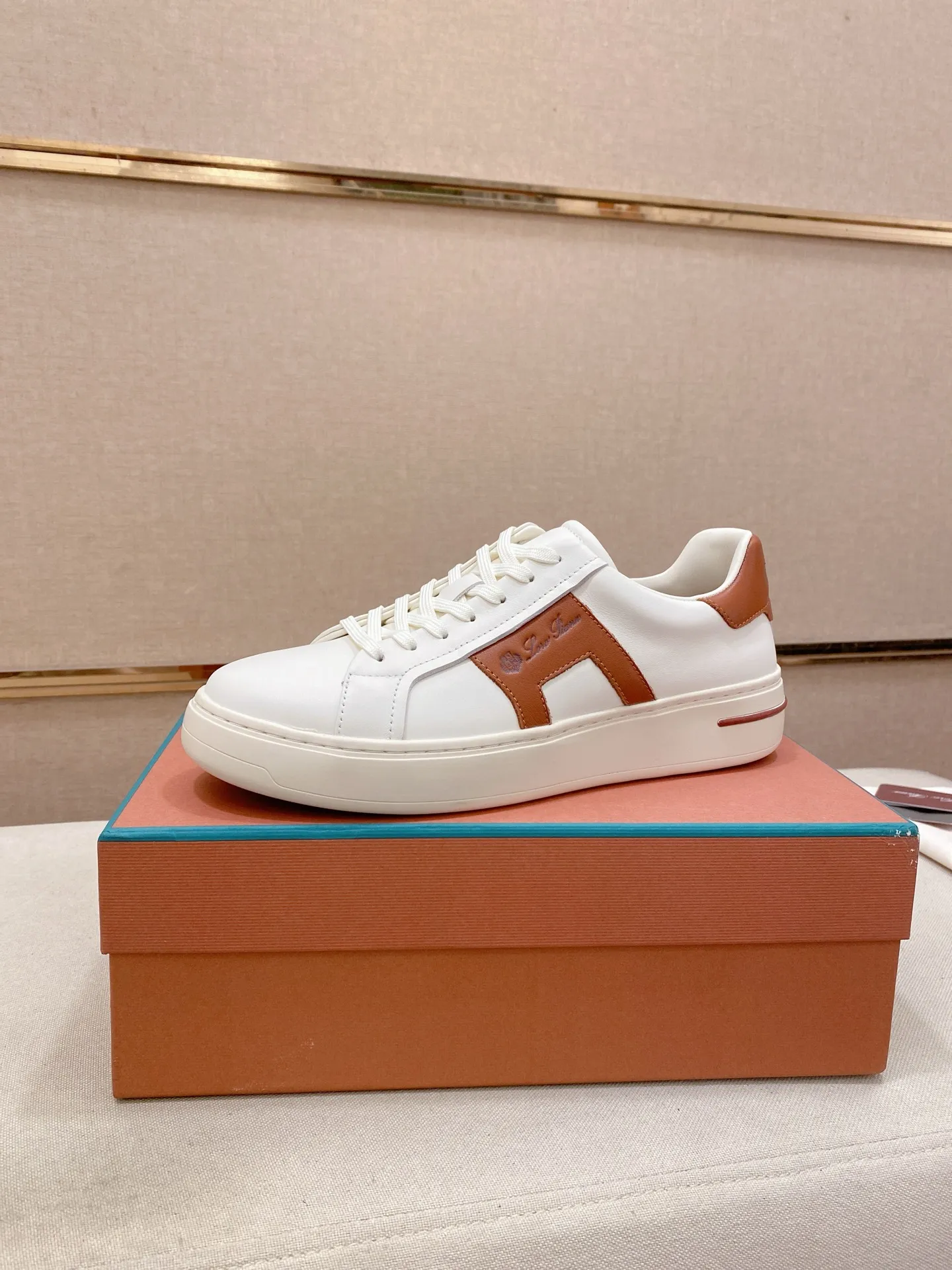 Men's shoes💰: 580💰🔥𝐥𝐨𝐫𝐨 𝐏𝐢𝐚𝐧𝐚 lp classic loafers, an Italian treasure brand, the only brand that can match Hermès! Only after wearing it do we realize that we can’t live up to our feet. The upper is made of imported first-layer cowhide with breathable fly-knit fabric, water-dyed cowhide foot pads, and the official original glass rubber outsole and pendant. Exclusive original packaging (tag ➕ brand paper ➕ outer box ➕ hand bag) code number: 38-44. Can be customized 45-46